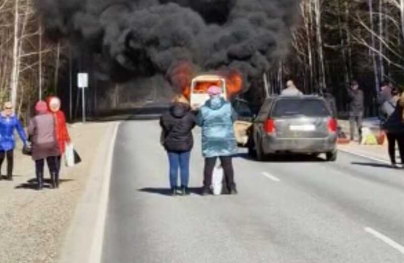 Автобус с 30 пассажирами загорелся на ходу на российской трассе и попал на видео